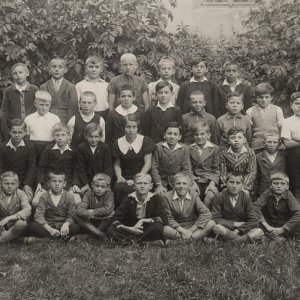 Školní fotografie M. Oliče se spolužáky (M. Olič–2. řada, 3. zprava-pruhované šaty)