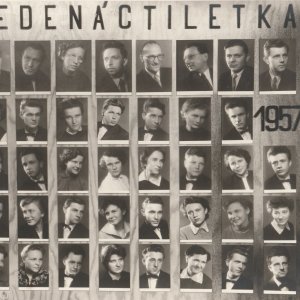 Tablo učitelů a žáků jedenáctiletky z r. 1957 (M. Olič 1. řada, 4. zleva)