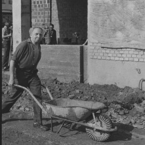 Ředitel Olič na stavbě dnešní budovy gymnázia (1982)