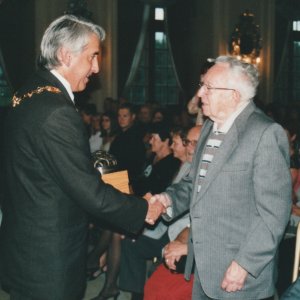 Starosta města Jaroslav Melša předává prof. M. Oličovi Cenu města Dobříše (2008)